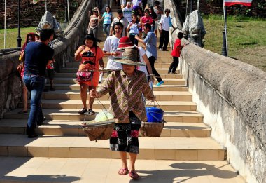 Lampang, Thailand: Kadın satıcı Tay Tapınağı'nda