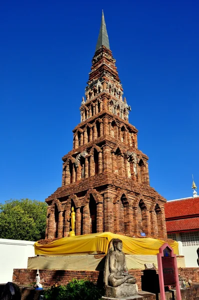 Lamphun, Thailand: Chedi at Thai Temple — Stock Photo, Image