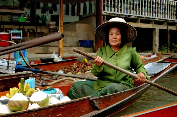 Songkram, Thaïlande : Une vendeuse au marché flottant — Photo