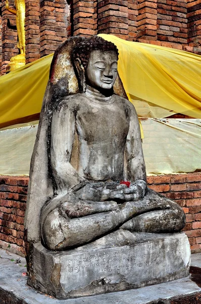 Lamphun, thailand: steinerner Tempelbuddha — Stockfoto