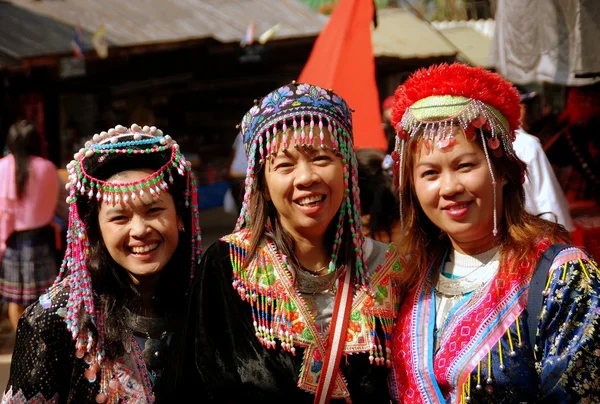 Doi Poi, Tailandia: Mujeres tailandesas en ropa tradicional — Foto de Stock