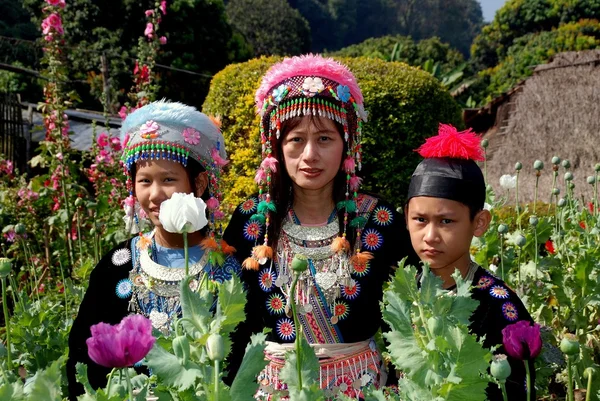 Doi Poi, Tailandia: Familia tailandesa en ropa tradicional — Foto de Stock