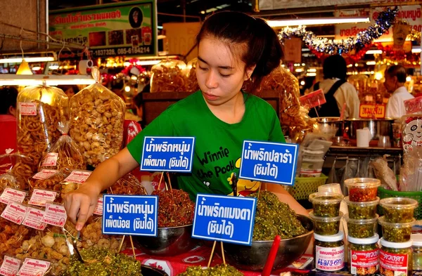 Lampang, Tailândia: Mulher vendendo comida no salão do mercado interno — Fotografia de Stock