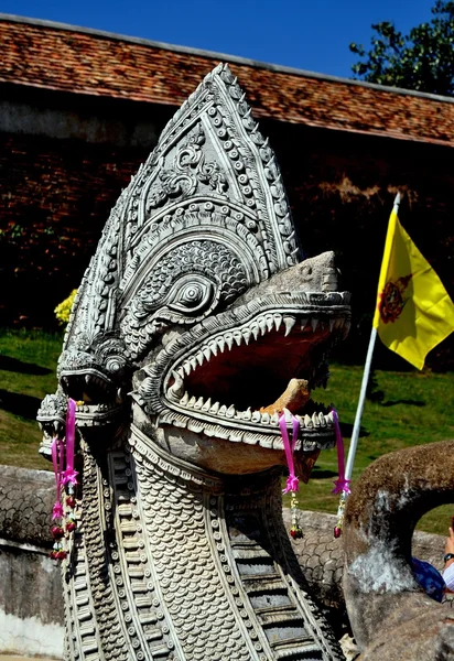 Lampang, Thailand: Naga Dragon på Temple — Stockfoto