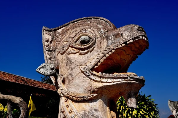 Lampang, Tailandia: Dragón de Naga en el templo tailandés —  Fotos de Stock