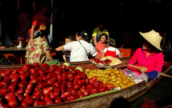 Дамнон Садуак, Таиланд: Женщина-торговец на плавучем рынке — стоковое фото