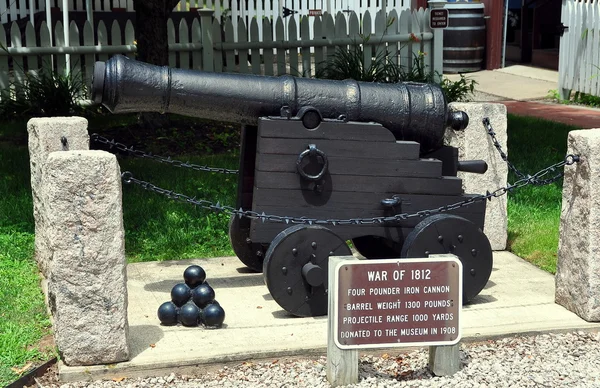 Guilford, CT: Guerra del 1812 Cannone al 1639 Henry Whitfield House — Foto Stock
