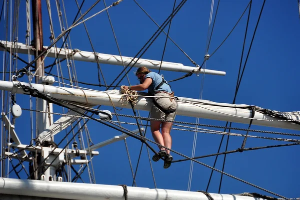Mystic, CT: Crew Member Unfurling Tall Ship Sails — Stock Photo, Image