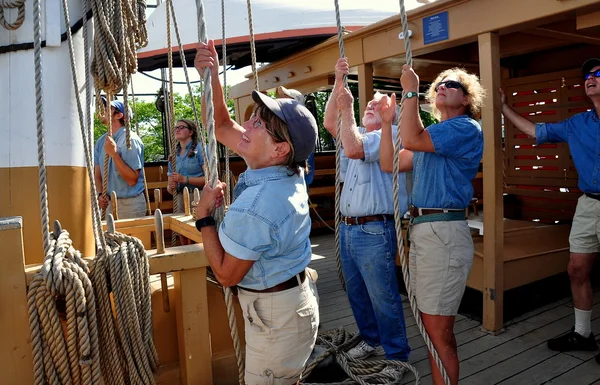 Mystic, CT: Equipaggio con corde a bordo di una nave baleniera — Foto Stock