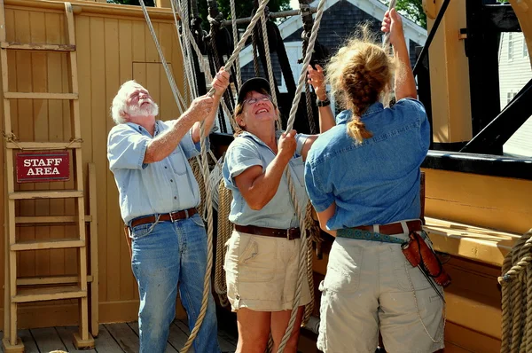Mystic, CT: Crew with Rope Rigging on Whaling Ship — Stock Photo, Image