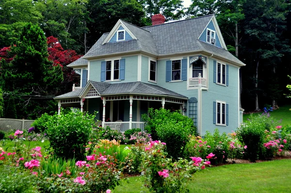 Sandwich, MA: Home with Flower Garden — Φωτογραφία Αρχείου