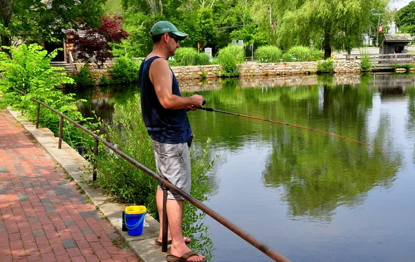 Sandwich, MA: Man Fishing in Mill Pond — Stockfoto