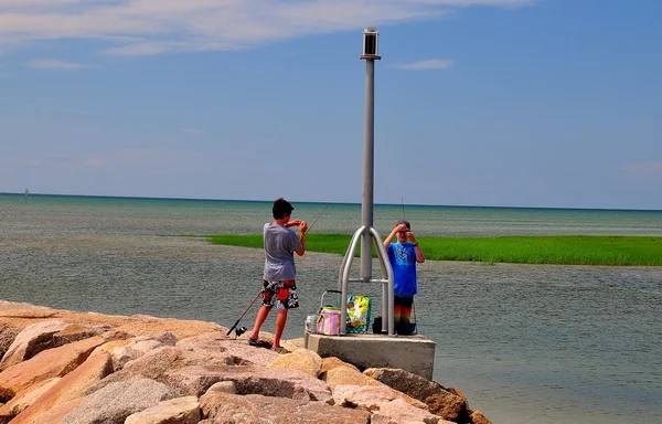 Orleans, MA: Crianças pescando no molhe em Rock Harbor — Fotografia de Stock