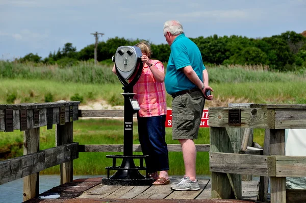 Orleans, MA: Couple Viewing Beach on Cape Cod — 图库照片