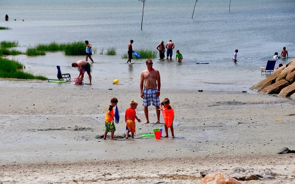 Orleans, Massachusetts: Crianças brincando na praia — Fotografia de Stock