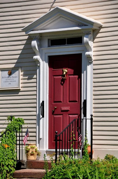 Newport, Rhode Island: Doorway to 1724 Pitt's Head Tavern — Stock Photo, Image