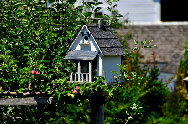 Newport, RI:  Birdhouse at Green Animals Topiary Gardens — ストック写真