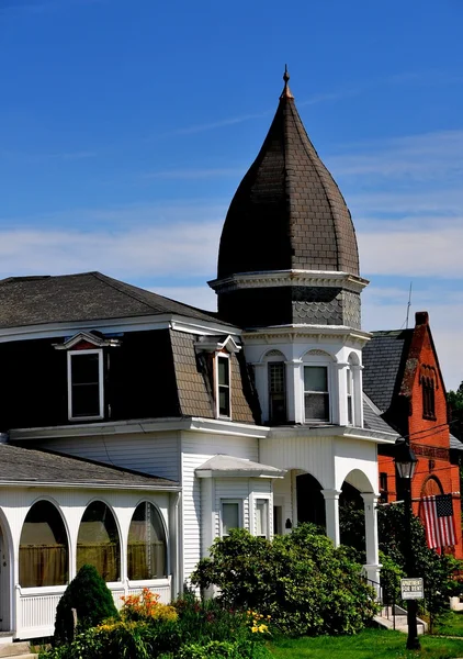 Rindge, NH: Victorian House and Library — ストック写真