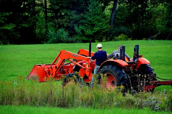 Conway, MA: Farmers on Tractor — Stockfoto