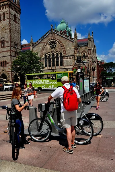 Boston, Ma: Personer med hyrcyklar — Stockfoto