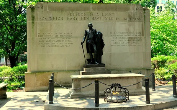 Philadelphia, Pa: Grób Nieznanego Żołnierza w parku miejskiego Washington Square — Zdjęcie stockowe