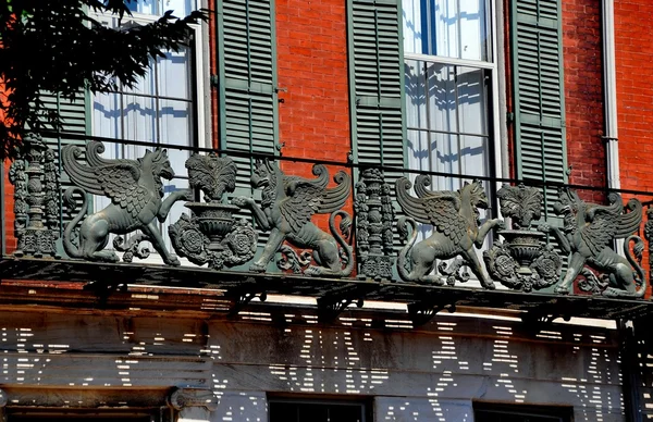 Philadelphia, PA: Balcone con disegni Gryphon — Foto Stock