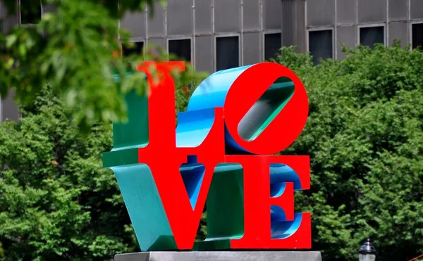 Philadelphia, PA: Robert Indiana LOVE Sculpture — Stock Photo, Image