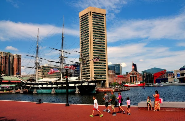 Baltimore,MD:  U.S.S.Constellation and WTC Tower at Inner Harbor — 图库照片