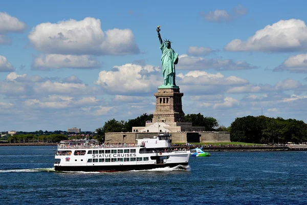 New York City: Statue of Liberty and Tour Boat — Stock Photo, Image