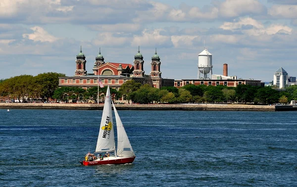 New York : Voilier et Ellis Island — Photo