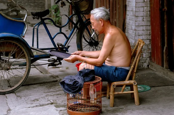Pengzhou, China:  Elderly Man Cleaning Birdcage — ストック写真