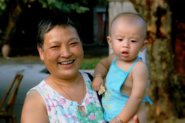 Pengzhou, Chine : Grand-mère avec petit-fils — Photo