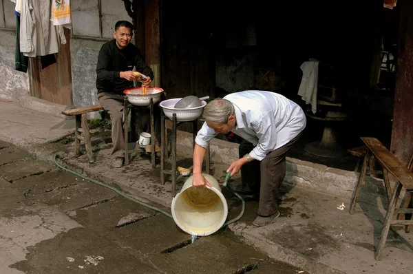 Pengzhou, China: Barber Washing Pail — Stockfoto