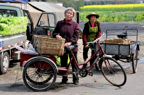 Pengzhou, China: Dos mujeres con carros de bicicleta —  Fotos de Stock