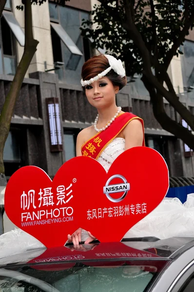 Pengzhou, China: Model Riding in Car — Zdjęcie stockowe