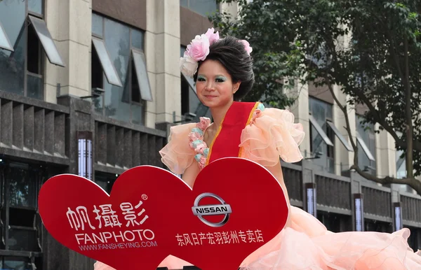 Pengzhou, Chine : Modèle de mode équitation en voiture — Photo