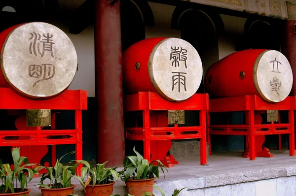 Xi'an, Cina: Fila di tamburi su c. 1380 Torre del tamburo — Foto Stock