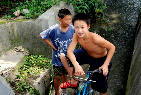 Pengzhou, China: Twee jongens met fiets — Stockfoto