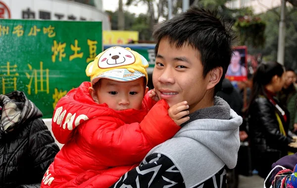 Xi 'an, China: Geschäftiges Treiben auf der Yuan Men lu Street — Stockfoto