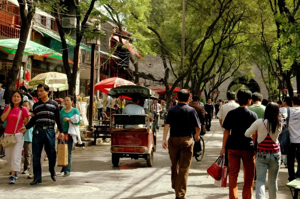 Xi 'an, China: Bustling Bei Yuan Men Lu Street — Fotografia de Stock