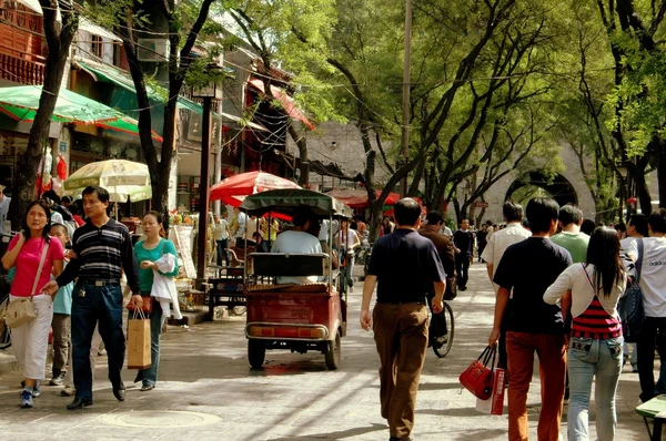 Xi 'an, China: Geschäftiges Treiben auf der Yuan Men lu Street — Stockfoto