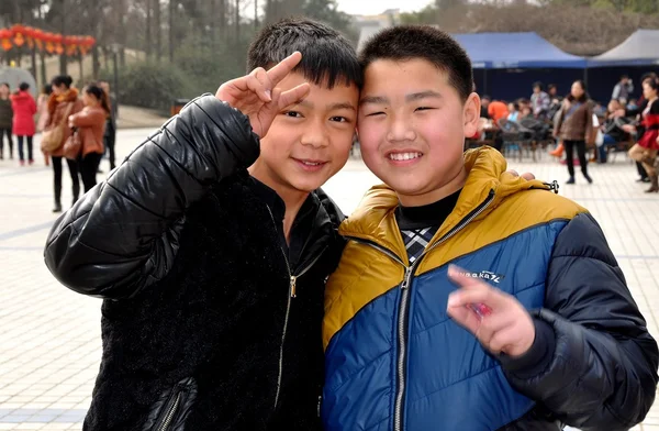 Pengzhou, China: Dos chicos chinos —  Fotos de Stock