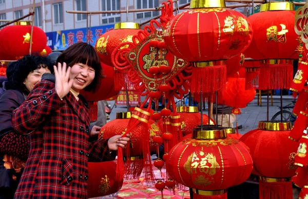 Пэнцзян, Китай: женщины покупают украшения для китайского Нового года — стоковое фото