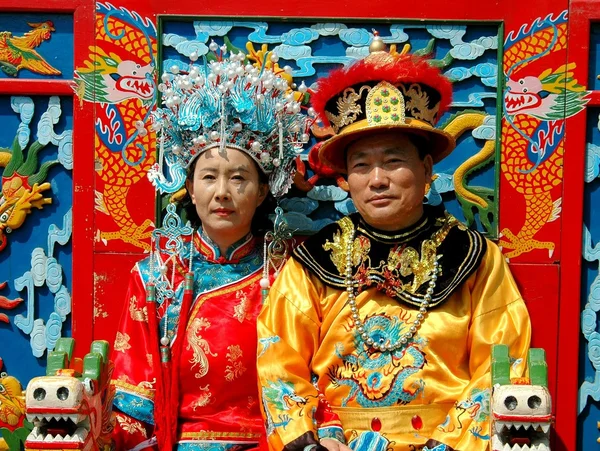 Beijing, China: Pareja vestida con ropas ceremoniales tradicionales —  Fotos de Stock