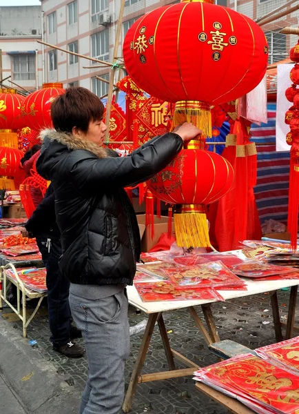 Pengzhou, China: Hombre de compras para las decoraciones de Año Nuevo —  Fotos de Stock