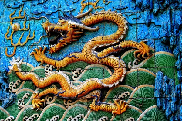 Peking, Kina: Skärmen på nio drakar på förbjudna staden — Stockfoto
