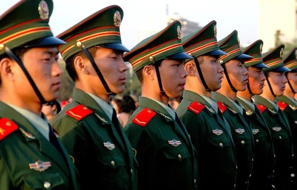 Beijing, Chiny: Chińskich żołnierzy na placu Tiananmen — Zdjęcie stockowe