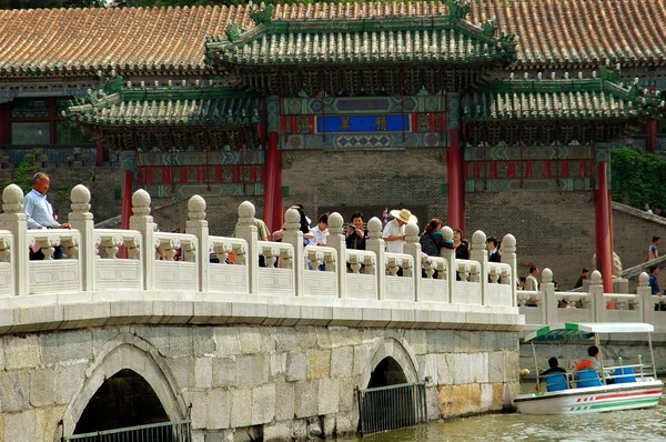 Beiing, China: Ponte de Mármore no Parque Behei — Fotografia de Stock