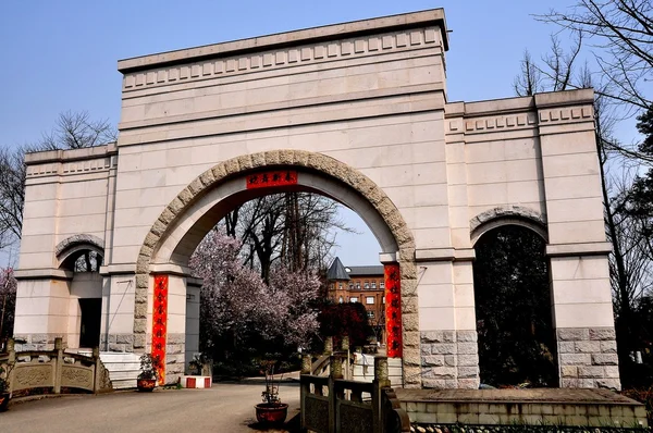 Long Feng, China: Entrance Gate to Sichuan Park — Stock Photo, Image