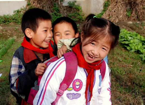 Li'an Village, China: Three Chinese School Children — Stockfoto